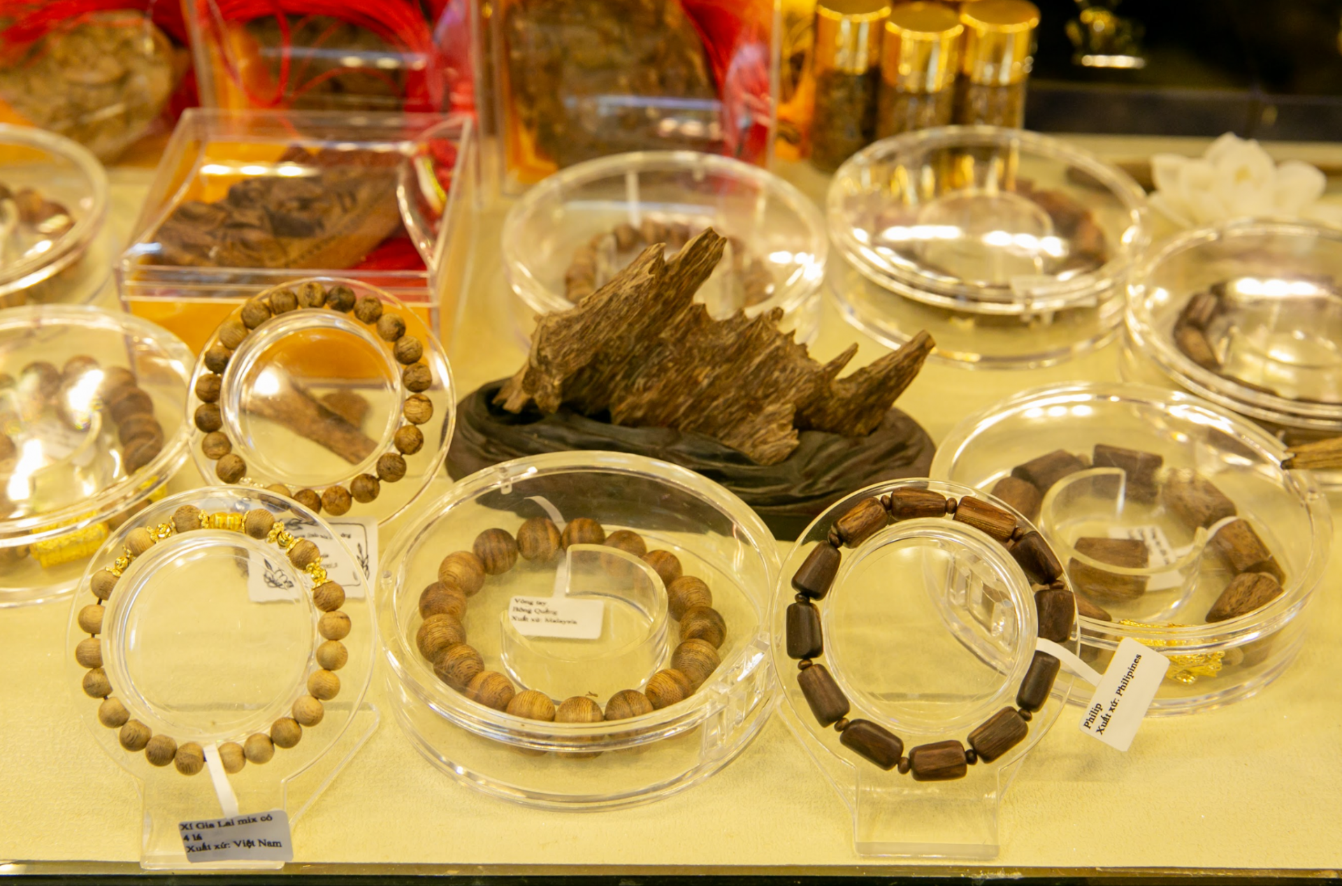 Một góc trưng bày vòng trang sức Trầm hương phân khúc Trung cấp và Cao cấp