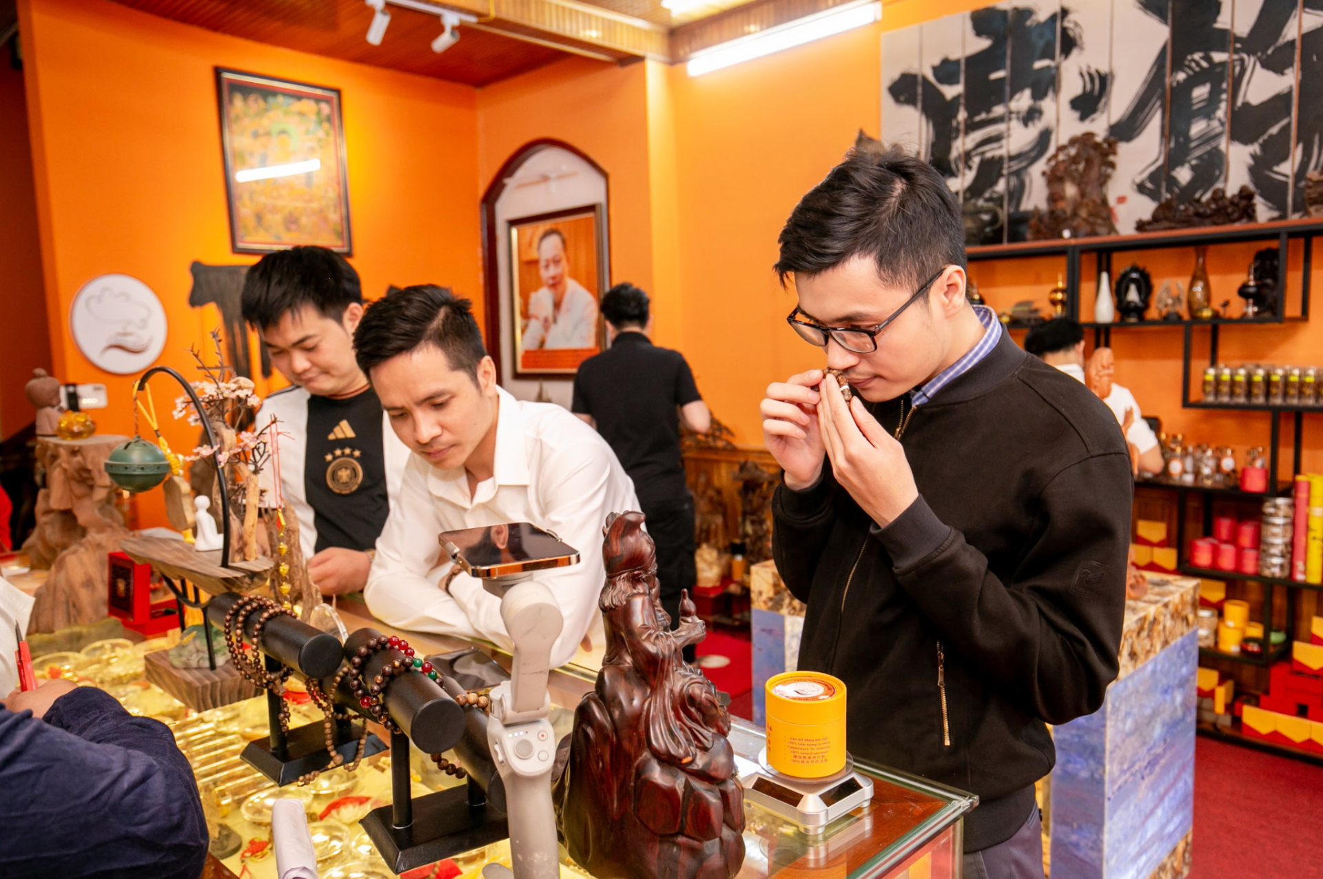 Bộ sưu tập trang sức Trầm Hương, với hàng trăm mẫu vòng đeo tay, vòng cổ, dây chuyền, nhẫn… được chế tác với nhiều kiểu hạt và các loại charm khác nhau, với mức giá từ phổ thông đến trung, cao cấp.