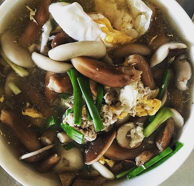 Tất cả nguyên liệu hòa vào nhau sẽ mang đến bát canh nấm tràm có vị ngọt thơm nồng, ăn một lần là “nhớ cả đời”.