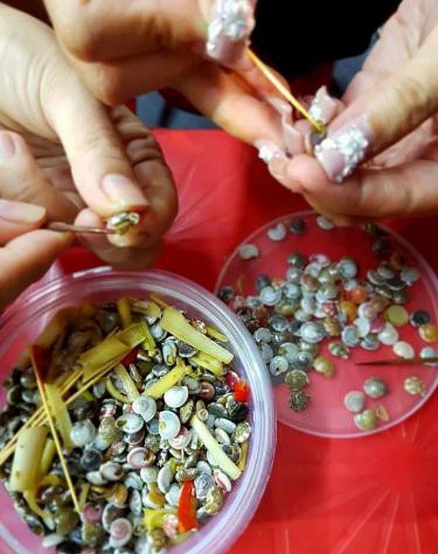 Con ốc nhỏ là thế, nhưng có người thuần thục có thể lể thoăn thoắt trên tay. 