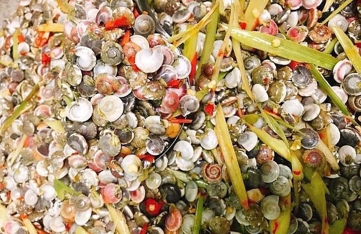 Ốc ruốc dễ chín, để ốc chín mà vẫn giữ được độ ngon ngọt, người ta thường phơi ốc trên bếp, rải sả, ít muối ớt và tiêu cho ốc được ngấm vị. 