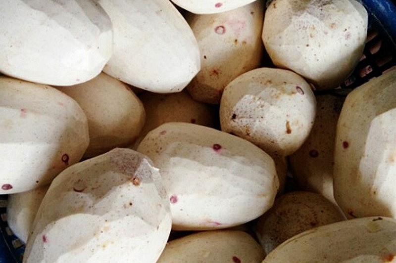 Củ khoai môn dễ chế biến thành món ăn nên được nhiều người ưa chuộng. Củ khoai môn dễ chế biến thành món ăn nên được nhiều người ưa chuộng.