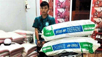 Phát hiện đối tượng dấu hàng nghìn gói thuốc lá nhập lậu vào trong bao để đi tiêu thụ