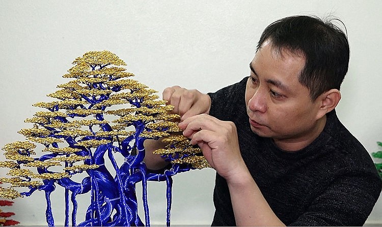 Gắn lá lên cây cũng là công đoạn đòi hỏi người làm phải có ý tưởng để sao cho tán lá thành các lớp che đan xen nhau. Gắn lá lên cây cũng là công đoạn đòi hỏi người làm phải có ý tưởng để sao cho tán lá thành các lớp che đan xen nhau.