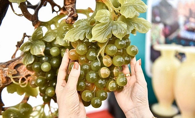 Theo nữ nghệ nhân, Lão Nho là tác phẩm cây nho được chế tác theo dáng cổ lão phát tinh hoa. Theo nữ nghệ nhân, Lão Nho là tác phẩm cây nho được chế tác theo dáng cổ lão phát tinh hoa.