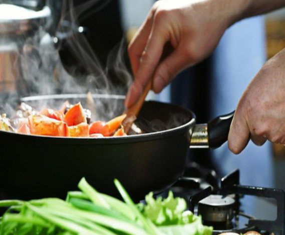 Nên ăn các thực phẩm mới chế biến, nấu chín để đề phòng độc tố botulinum có trong thực phẩm