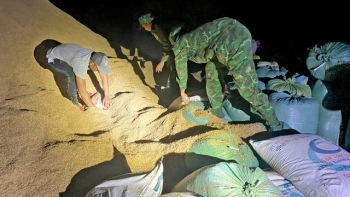 Thu giữ 1,5 tấn đường cát nhập lậu được cất dấu tinh vi dưới đống vỏ trấu