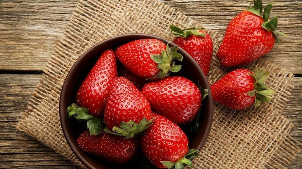 Dâu tây ngoài chợ quả nào cũng căng mướt, cứ nhìn 4 điểm này biết ngay dâu Mộc Châu hay Trung Quốc “đội lốt”