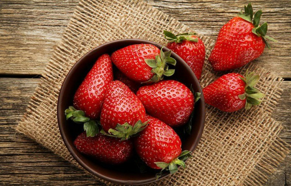 Dâu tây ngoài chợ quả nào cũng căng mướt, cứ nhìn 4 điểm này biết ngay dâu Mộc Châu hay Trung Quốc “đội lốt”