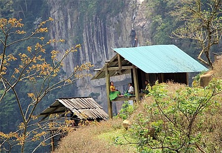 Đồng bào dân tộc Mông bản Đề Chơ bao đời bám bản, bám rừng, bám thác