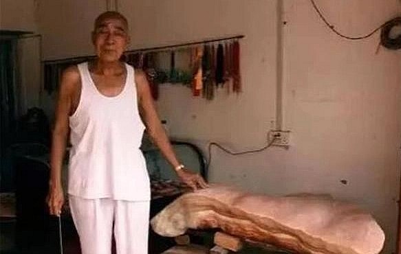 Ông nông dân quyết giữ lại tảng thịt lợn bằng đá để cho con cháu.