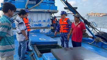 Dẫn giải tàu cá chở 60.000 lít dầu DO không rõ nguồn gốc về điều tra, xử lý