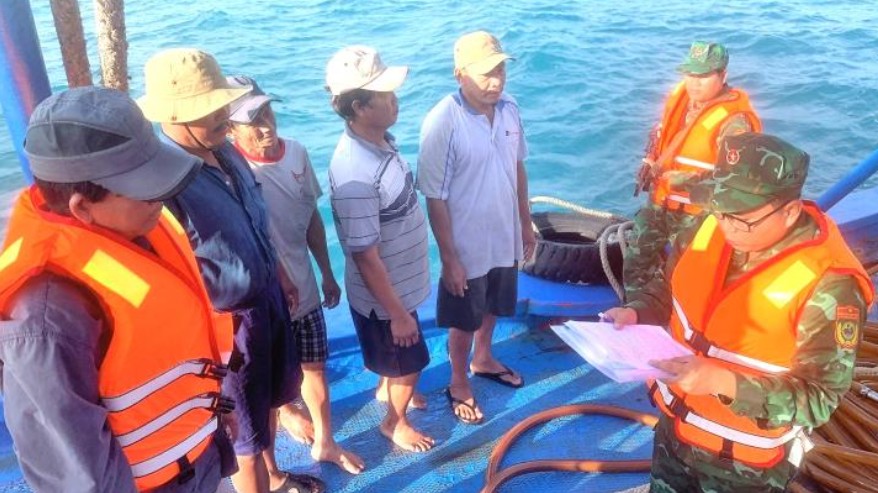 Vận chuyển trái phép gần 50.000 lít dầu DO không rõ nguồn gốc, một tàu cá bị bắt giữ