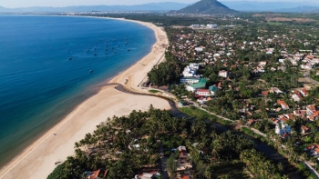 Về bãi biển Long Thuỷ Phú Yên, ăn đặc sản mực nang nướng, đùa vui cùng sóng