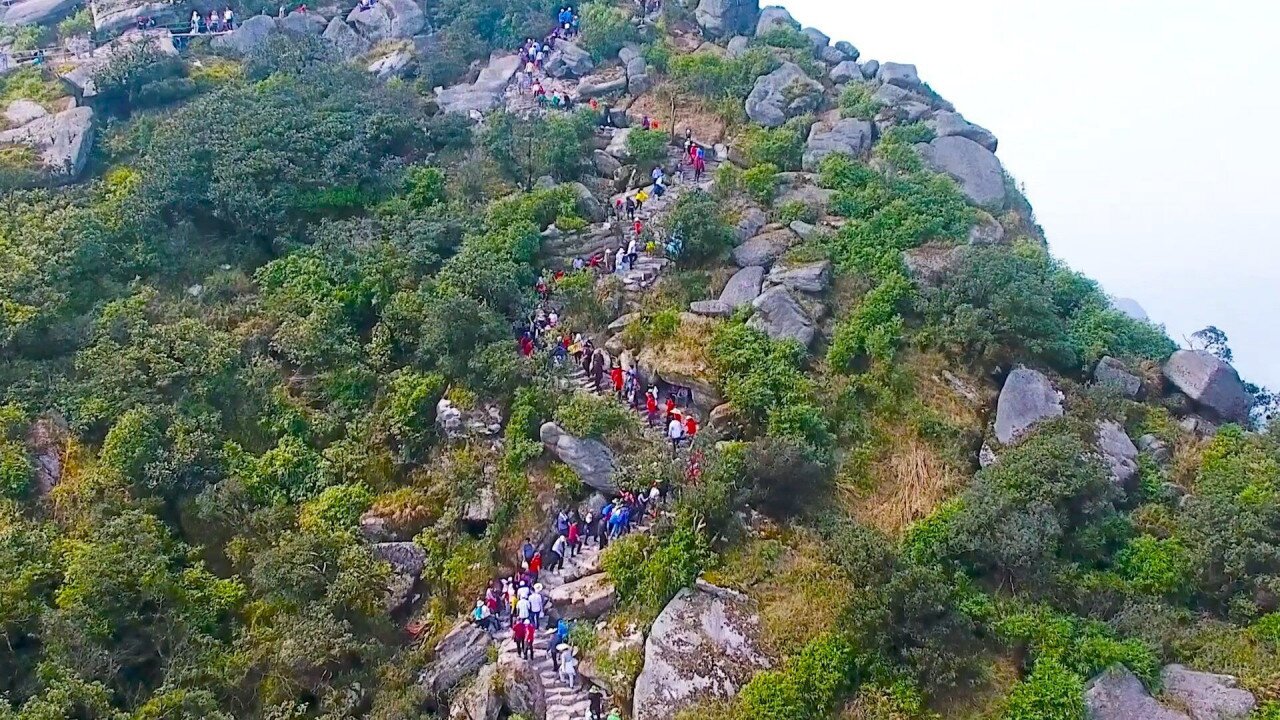 Du khách chen chân lên Yên Tử, về đền Cửa Ông cầu an, xin lộc đầu năm