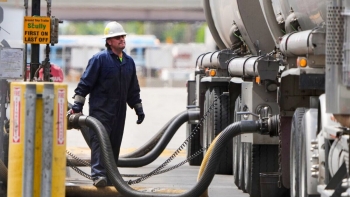 Giá dầu thô tiếp tục giảm mạnh