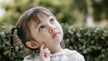 Bố mẹ nên chú trọng những điều sau để giúp trẻ phát triển trí não toàn diện