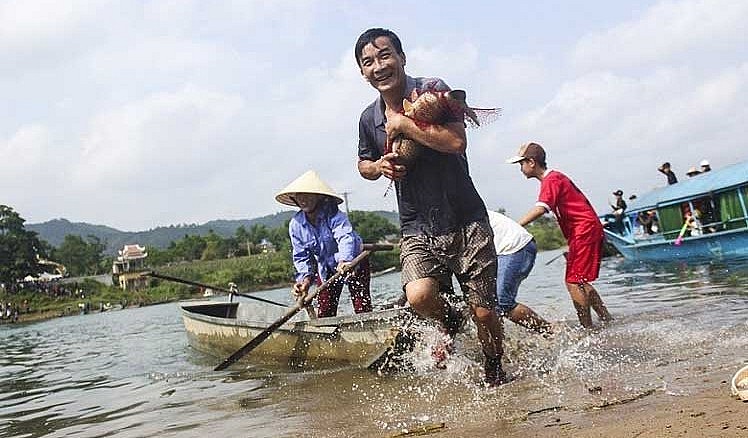 Thi nhau bắt cá trắm khủng tại Lễ hội cá trắm sông Son. Thi nhau bắt cá trắm khủng tại Lễ hội cá trắm sông Son.