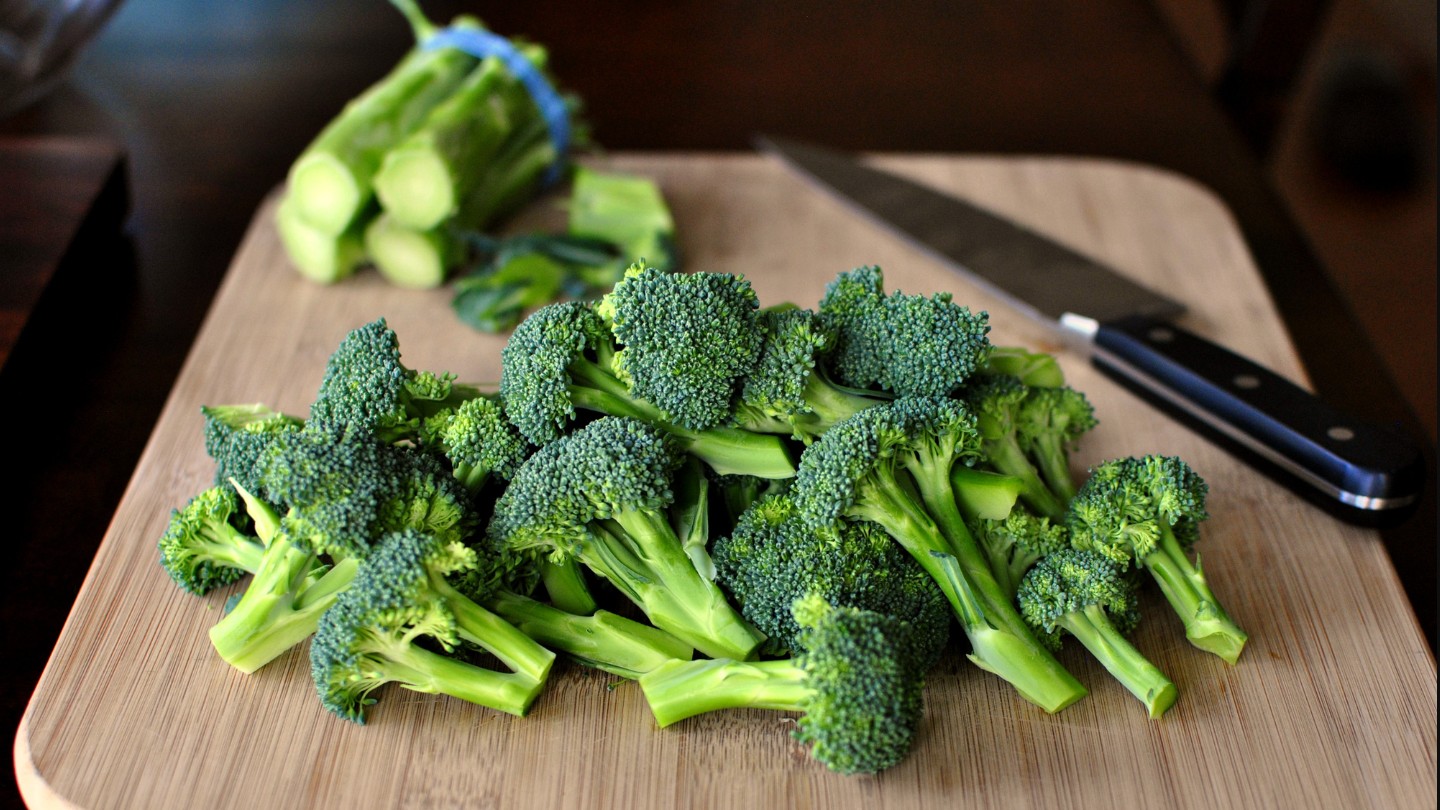 5 loại rau có vitamin C cao gấp 26 lần táo, canxi cao ngất, có loại chẳng mấy khi được ăn