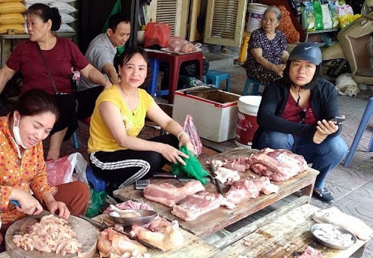 Giá heo hơi hôm nay (25/3) giảm nhưng giá thịt ở chợ vẫn còn cao khiến sức mua yếu.