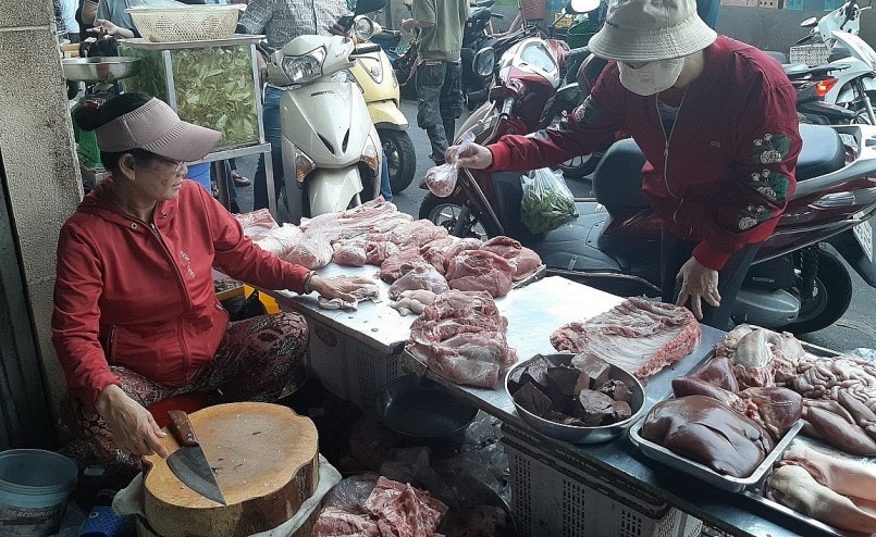 Giá heo hơi giảm liên tục nhưng giá thịt vẫn neo cao dù sức mua yếu.