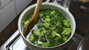 Trẻ có nên uống nước luộc rau hay không?