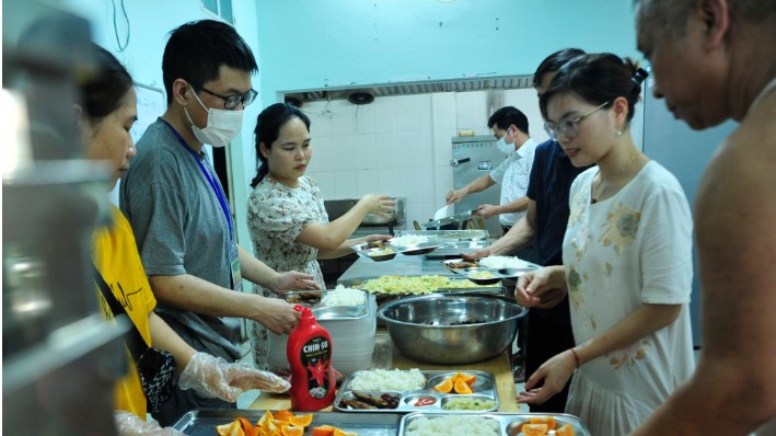 Ấm tình người ở quán cơm 2.000 đồng/suất của cặp vợ chồng trẻ tại Hà Nội