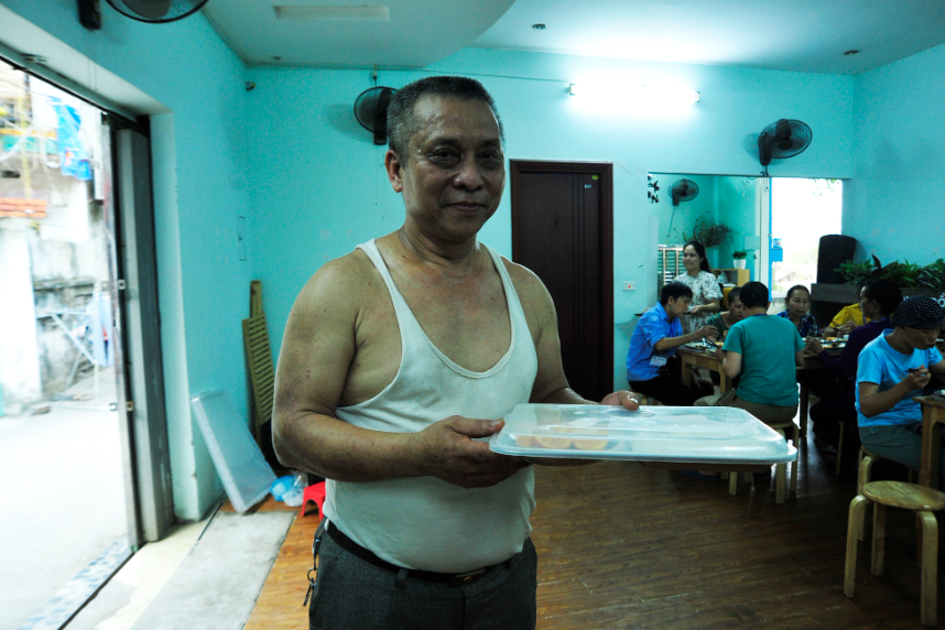 Ấm tình người ở quán cơm 2.000 đồng/suất của cặp vợ chồng trẻ tại Hà Nội