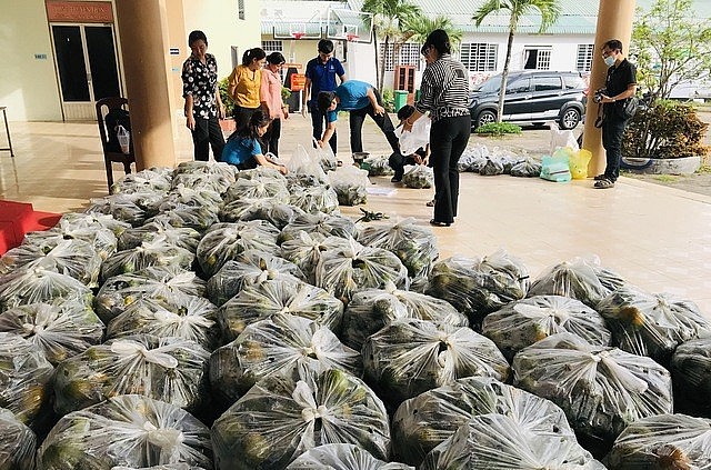 Trước đó, nhiều tổ chức cá nhân đã hỗ trợ thu mua cam sành Vĩnh Long. Trước đó, nhiều tổ chức cá nhân đã hỗ trợ thu mua cam sành Vĩnh Long.