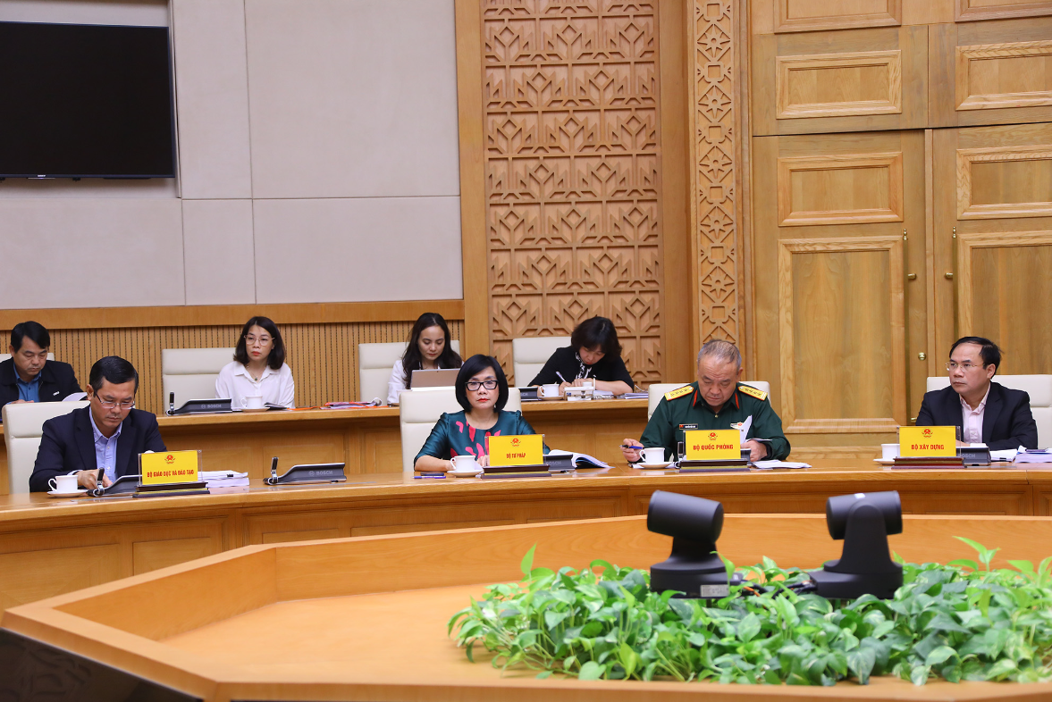 Thứ trưởng Bộ Tư pháp Đặng Hoàng Oanh (thứ 2 từ trái sang, hàng dưới) cho rằng dự thảo Luật Đất đai (sửa đổi) có liên quan tới 22 luật, nhiều văn bản pháp lý, vì vậy, cần rà soát, bổ sung nội dung liên quan đang thực hiện theo quy định của các luật hiện hành (Bộ luật Dân sự, Luật Đầu tư,…)