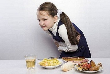 Đi tham quan theo trường, hàng chục học sinh tiểu học Kim Giang bị ngộ độc phải nhập viện