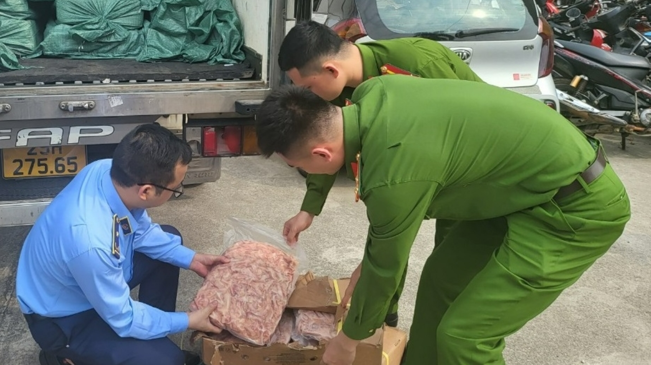 Nghệ An: Tiêu hủy 5.336 gói xúc xích, chân gà chảy nhớt, bốc mùi