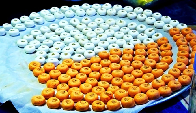 Từng viên nặn đều tăm tắp, được xếp ngay ngắn trên khay