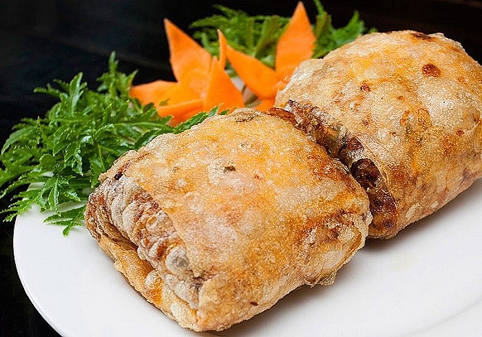 Nem vuông cua bể thường được ăn cùng lá đinh lăng ( Nem vuông cua bể thường được ăn cùng lá đinh lăng (