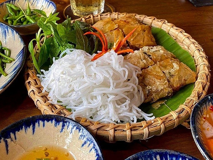 Tận hưởng cảm giác cắn một chiếc nem nóng hổi, giòn rụm chắc chắn sẽ khiến bạn nhớ mãi không thôi Tận hưởng cảm giác cắn một chiếc nem nóng hổi, giòn rụm chắc chắn sẽ khiến bạn nhớ mãi không thôi