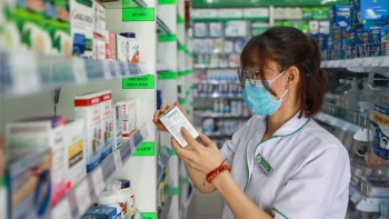 Thủ tướng yêu cầu tiếp tục thực hiện các giải pháp bảo đảm thuốc, trang thiết bị y tế