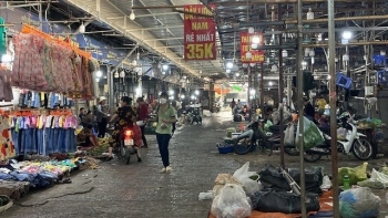 Chợ truyền thống ảm đạm, đìu hiu vắng khách vì kinh doanh online "lên ngôi"