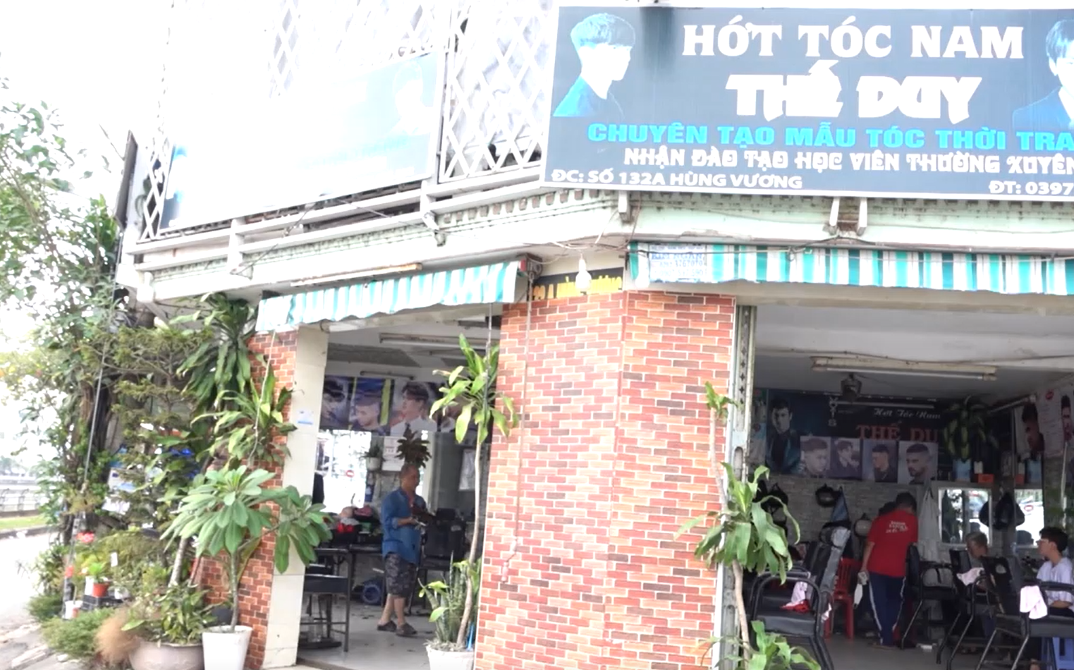 Tiệm cắt tóc tuy nhỏ nhưng nổi tiếng vì sự đồng hành của chú gà tre đặc biệt.