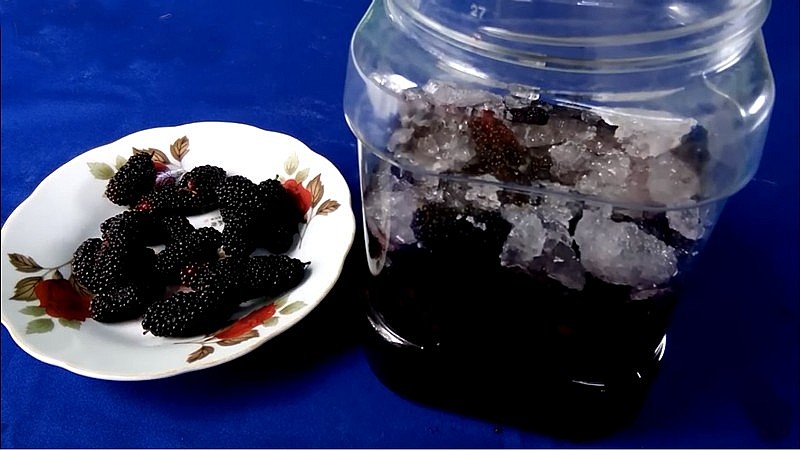 Dâu tằm đang vào mùa, đem ngâm theo cách này vừa ngon vừa không lo bị hỏng