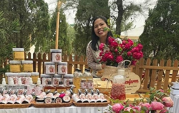 Từ vườn hồng, đội vợ chồng trẻ đã tìm tòi sáng tạo ra các sản phẩm từ hoa hồng.