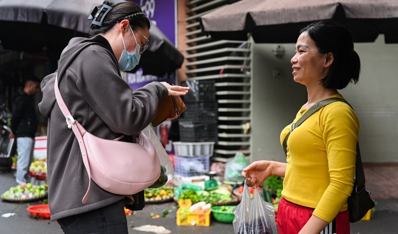 Đa phần khách đến mua là người Hàn Quốc. Họ mua về để làm siro nên chỉ chọn những trái chín đen mọng.