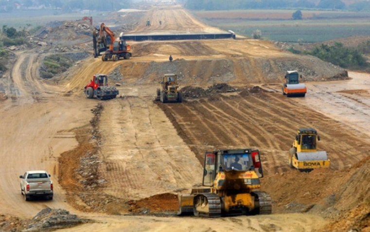 tập trung tháo gỡ vướng mắc về đất đai, vật liệu xây dựng để triển khai thực hiện các dự án đầu tư xây dựng đường bộ cao tốc 