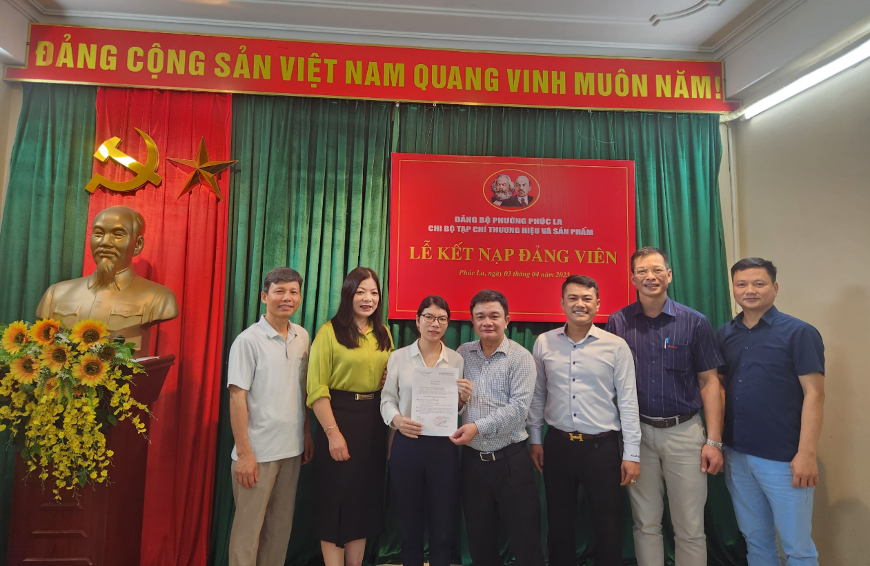 Tạp chí Thương hiệu và Sản phẩm long trọng tổ chức Lễ kết nạp đảng viên mới