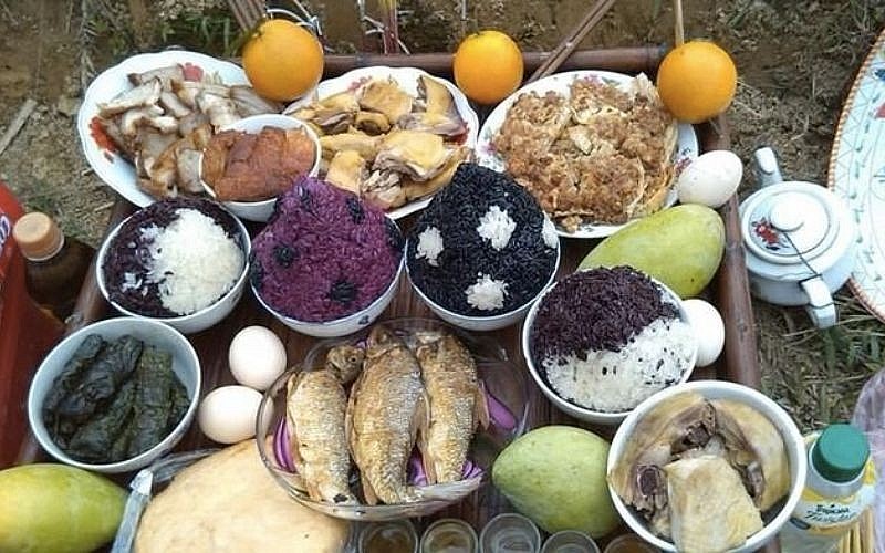 Mâm cúng Thanh Minh ở ngoài mộ Mâm cúng Thanh Minh ở ngoài mộ