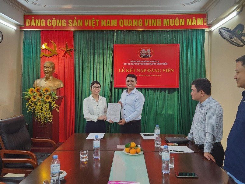 Tạp chí Thương hiệu và Sản phẩm long trọng tổ chức Lễ kết nạp đảng viên mới