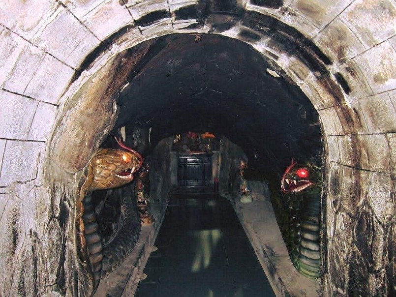 Hai bức tượng rắn lớn Thanh Xà và Bạch Xà gắn liền với truyền thuyết. Ảnh: Vietnamoi.