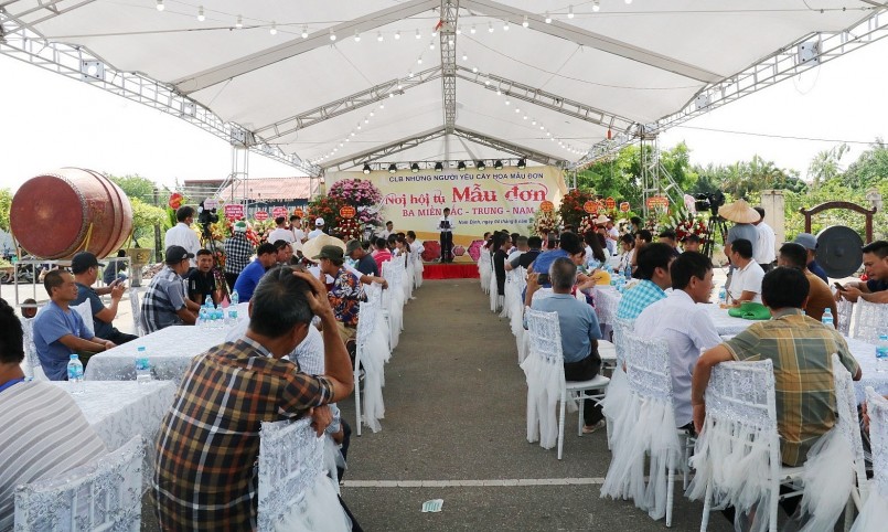 Triển lãm cây hoa mẫu đơn được tổ chức tại huyện Vụ Bản (Nam Định) năm 2022. Triển lãm cây hoa mẫu đơn được tổ chức tại huyện Vụ Bản (Nam Định) năm 2022.