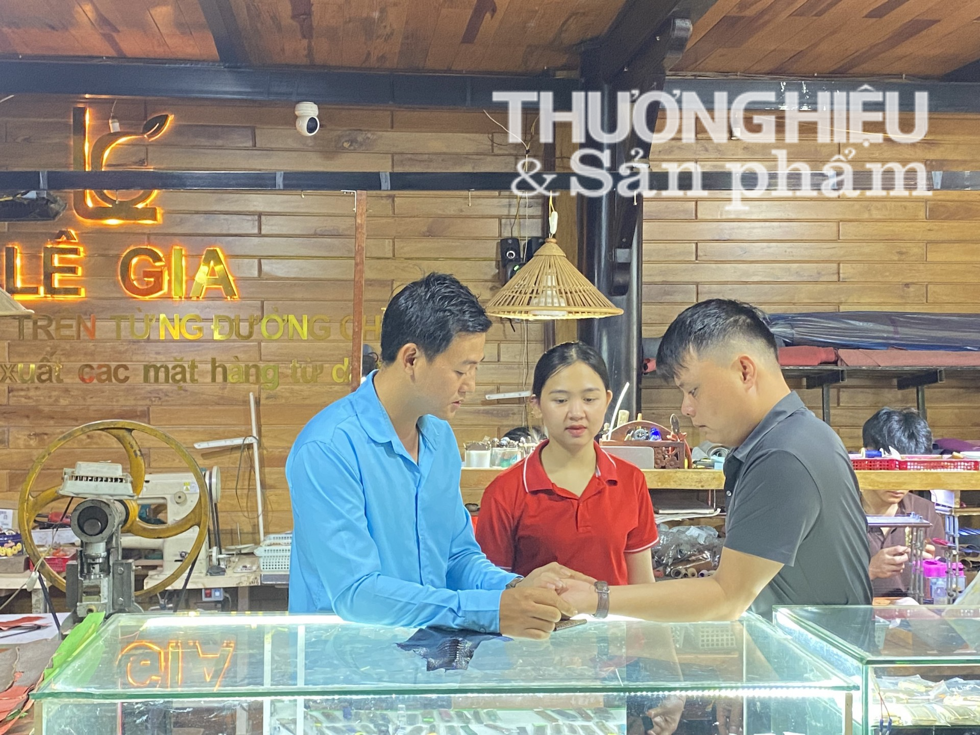 "Lãng tử phố núi" làm nên thương hiệu giày da xuất thân từ việc tặng quà cho người khuyết tật