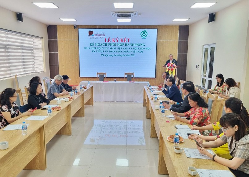 Hiệp hội Nước mắm Việt Nam và Hội Khoa học kỹ thuật an toàn thực phẩm Việt Nam cùng nhau phát huy thế mạnh của mỗi bên nhằm nâng cao chất lượng, vệ sinh an toàn thực phẩm các sản phẩm nước mắm trên thị trường, thúc