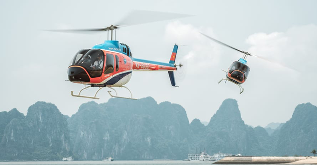Trực thăng du lịch Bell 505 bay trên vịnh Hạ Long